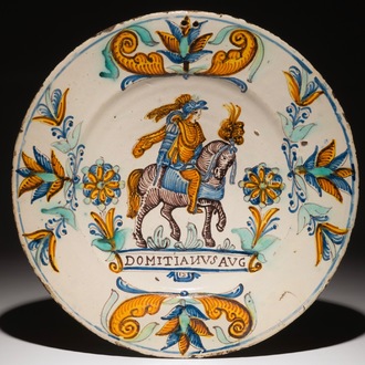 Een polychrome schotel met een Romeinse keizer te paard, mog. Spanje, Barcelona, 17/18e eeuw